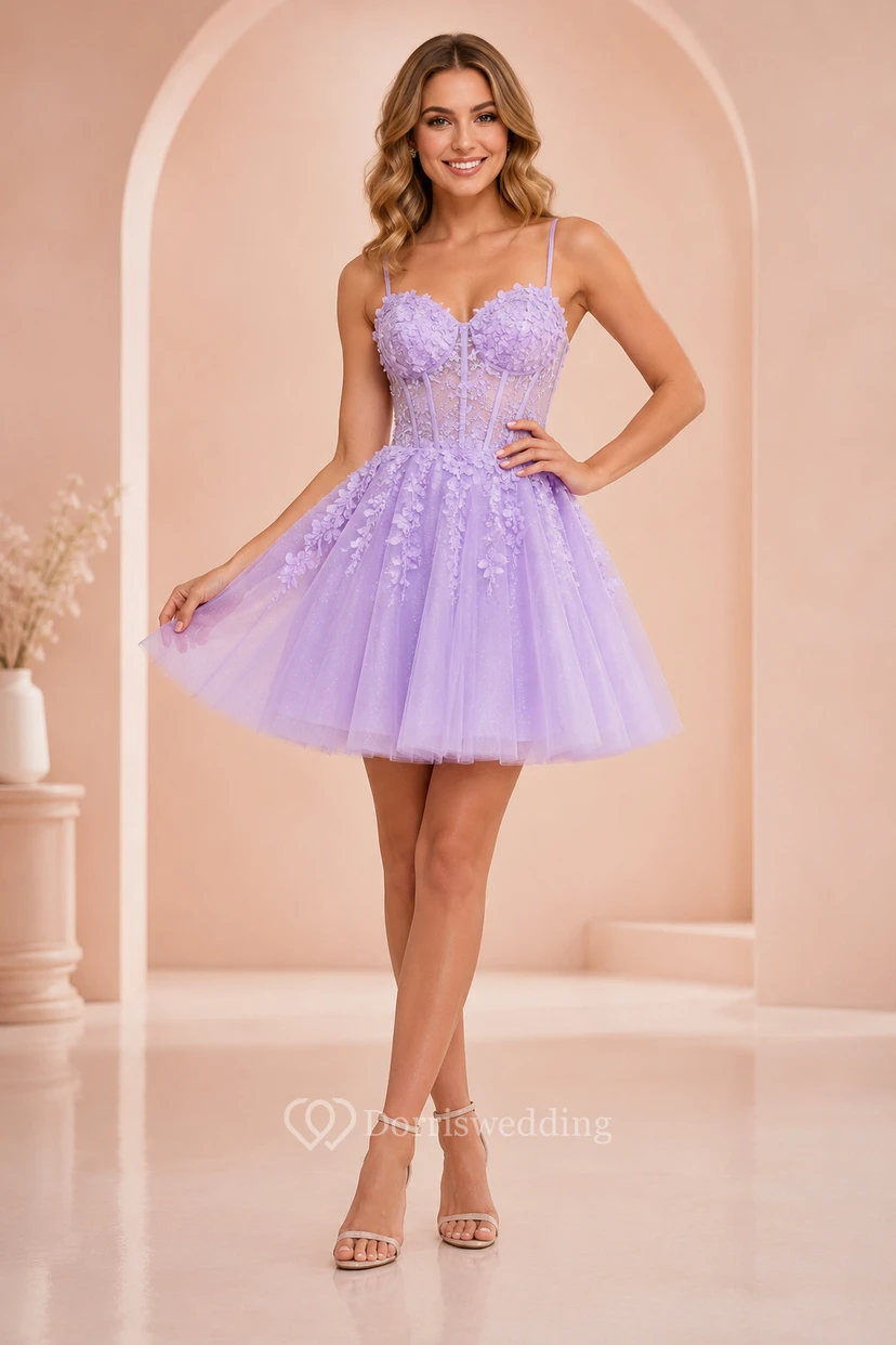 Lavendelfarbenes Mini-Abendkleid aus Glitzertüll mit Spaghettiträgern und A-Linien-Schnitt