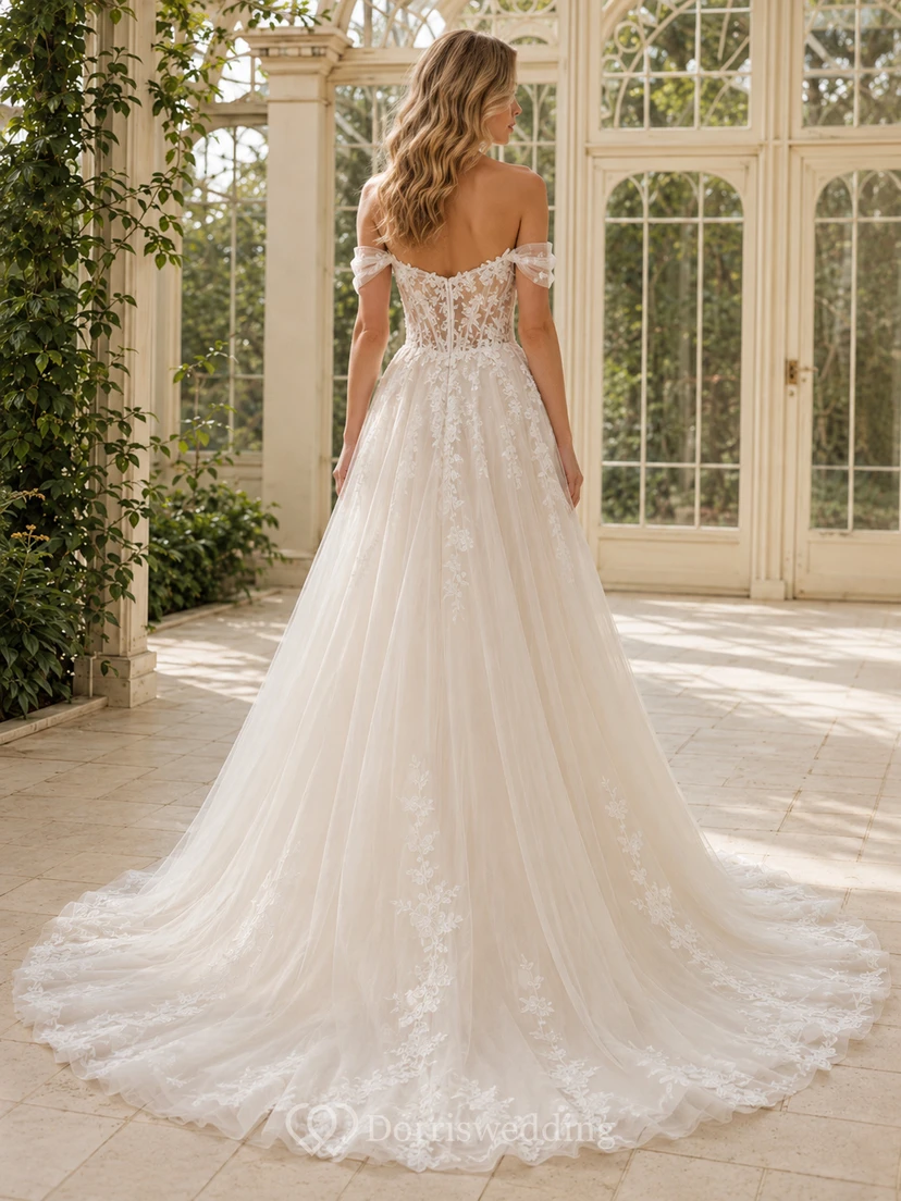 Robe de mariée de luxe en dentelle florale à épaules dénudées, coupe trapèze, traîne chapelle view 2
