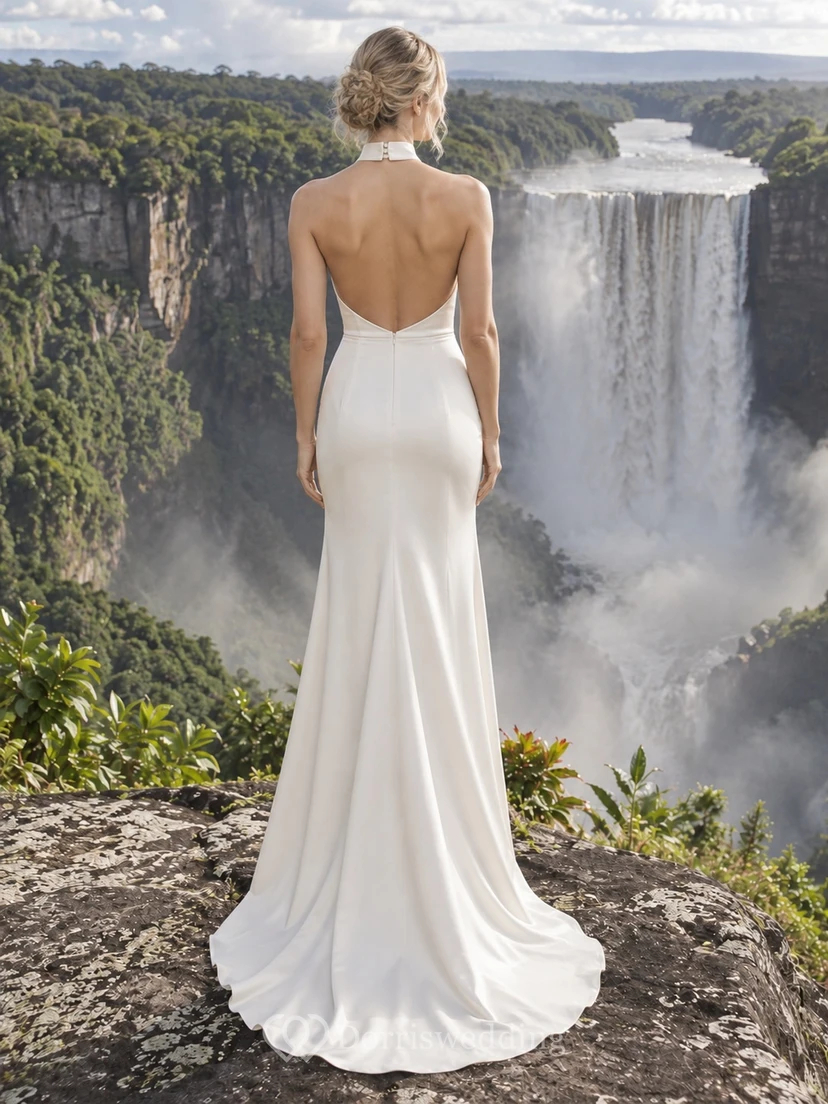 Vestido de novia de satén con cuello halter alto, corpiño liso y cola de corte recto. view 2