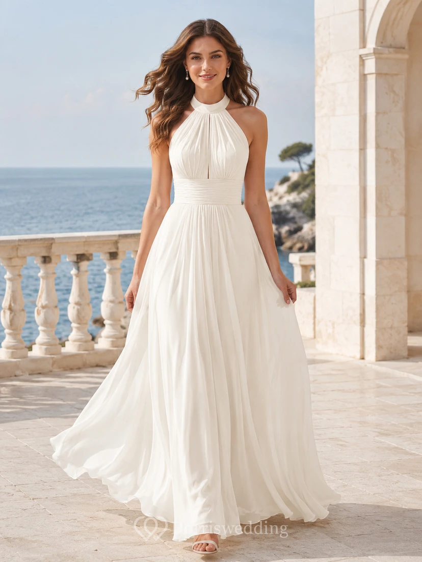 Robe de mariée vaporeuse en mousseline froncée, dos nu, col montant, coupe trapèze, bustier et traîne.