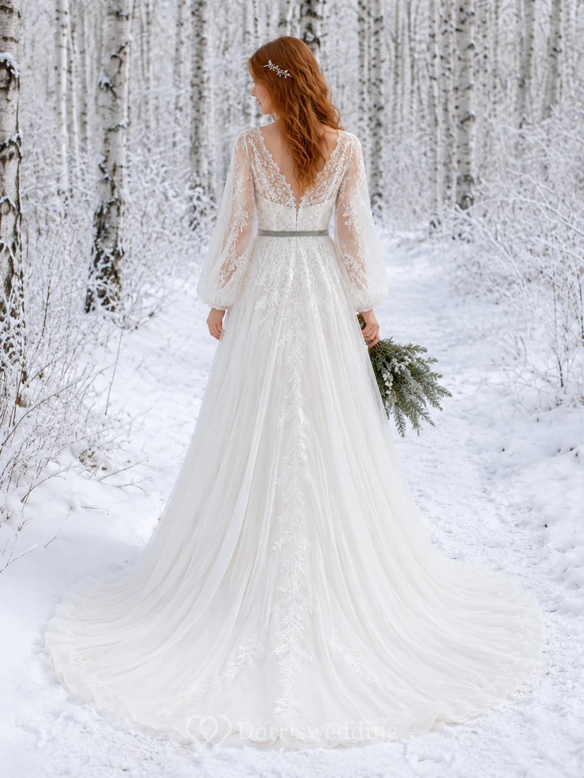 Robe de mariée bohème en mousseline et dentelle, coupe trapèze, col en V, manches longues et traîne courte view 2