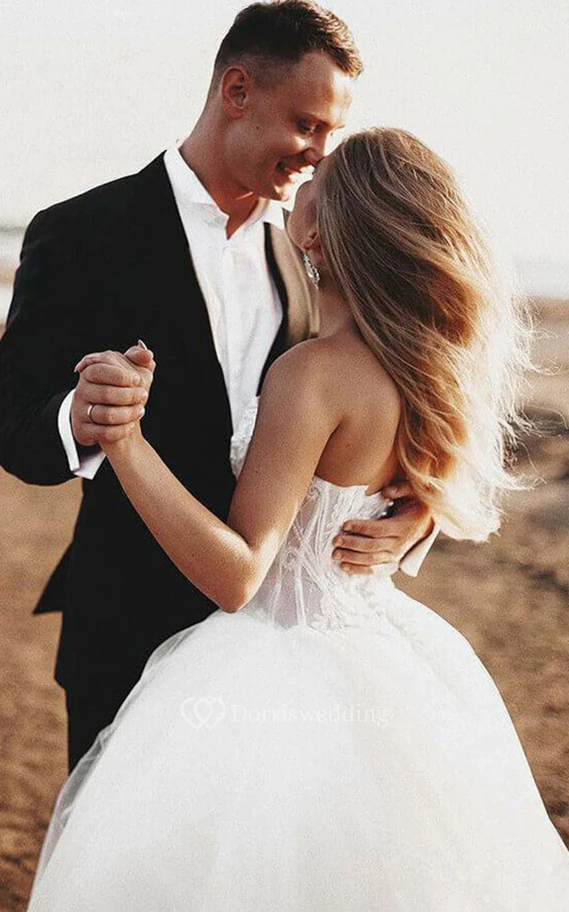 Elegantes A-Linien-Brautkleid aus Tüll mit Schnürung, Spitzenoberteil und kurzer Schleppe für die Strandhochzeit. view 4