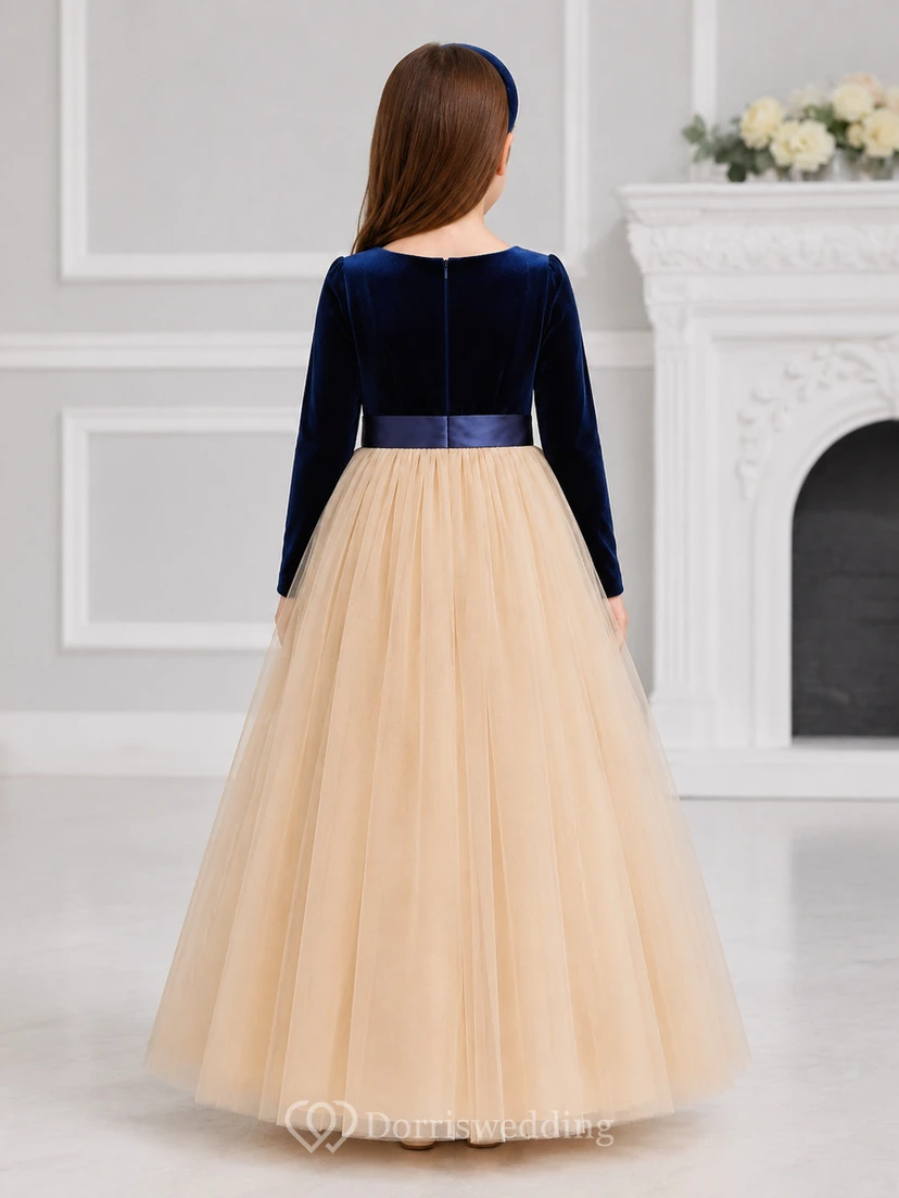 Robe de bal longue de luxe pour demoiselle d'honneur d'hiver, en velours bleu marine foncé et tulle, manches longues et col bijou. view 2