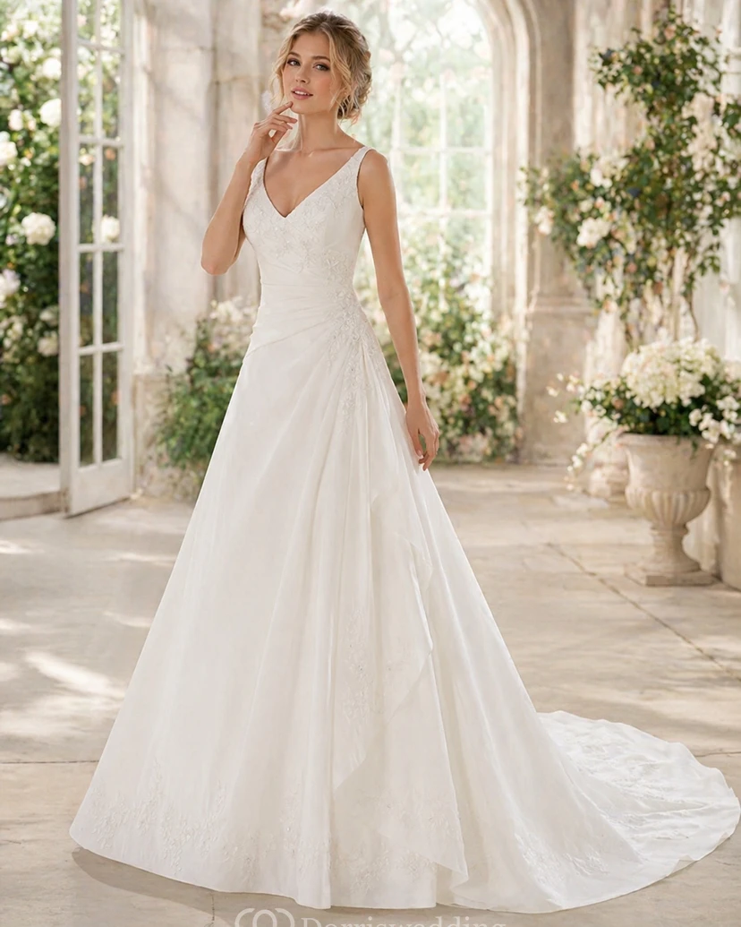 Robe de mariée trapèze à col en V, ornée d'appliqués de dentelle, en mousseline de soie, avec corsage froncé et traîne. view 3