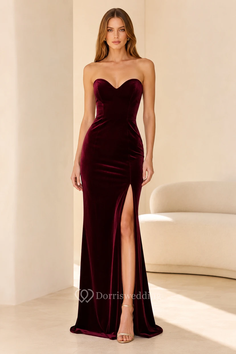 Robe de soirée fourreau en velours bordeaux, bustier sans bretelles, décolleté cœur fendu, longueur au sol