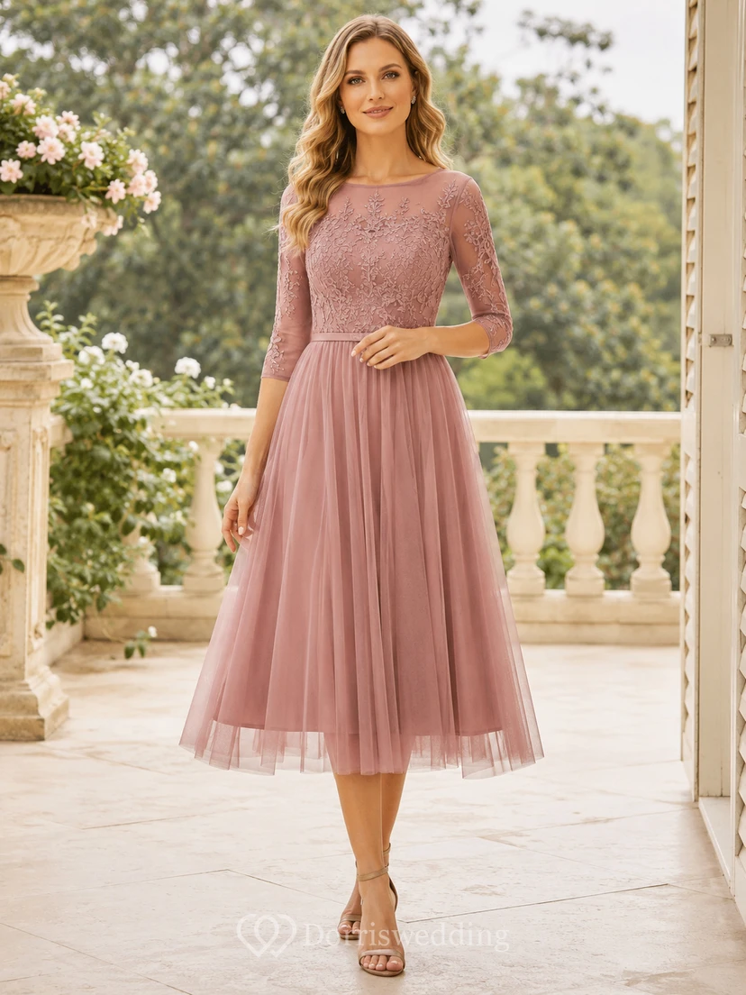 Robe mi-longue à empiècements en résille et col bateau rose poudré