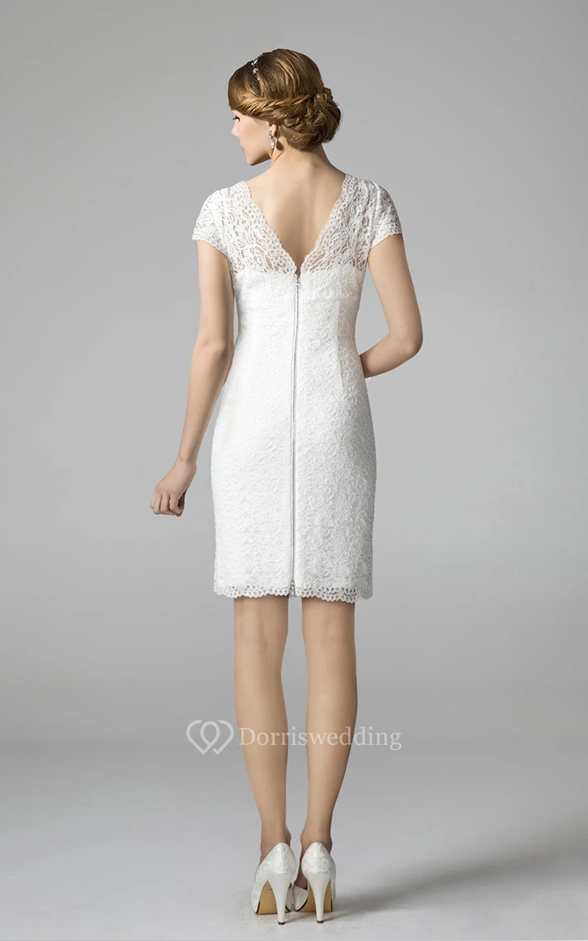 Kurzes, figurbetontes Brautkleid aus Spitze mit hohem Kragen view 2