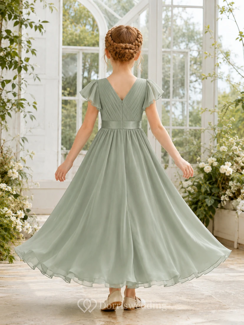 Robe de demoiselle d'honneur en mousseline vert sauge, coupe trapèze, col en V, manches pétales, volants et ruban view 2