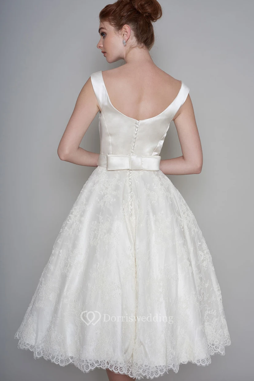Schlichtes Brautkleid aus Satin und Spitze mit kurzen Ärmeln und Schleife in Teelänge view 2