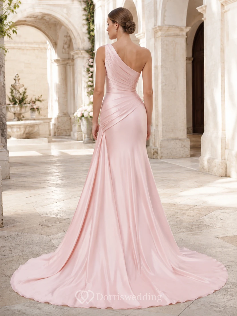 Robe de mariée fourreau en satin rose poudré à une épaule froncée et traîne balayée view 2