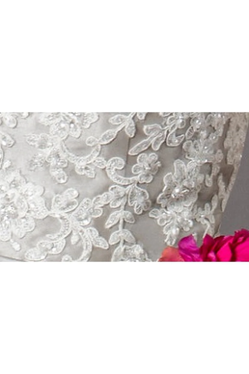 Trägerloses Brautkleid aus Tüll mit Applikationen, Taftrüschen und Schleife view 2