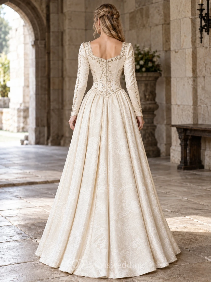 Robe de mariée Renaissance à manches longues et bustier cœur en brocart avec corset view 2