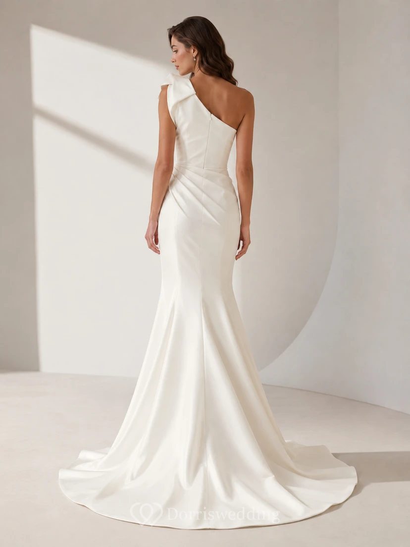 Robe de mariée minimaliste en satin, coupe sirène asymétrique, sans manches, traîne. view 2