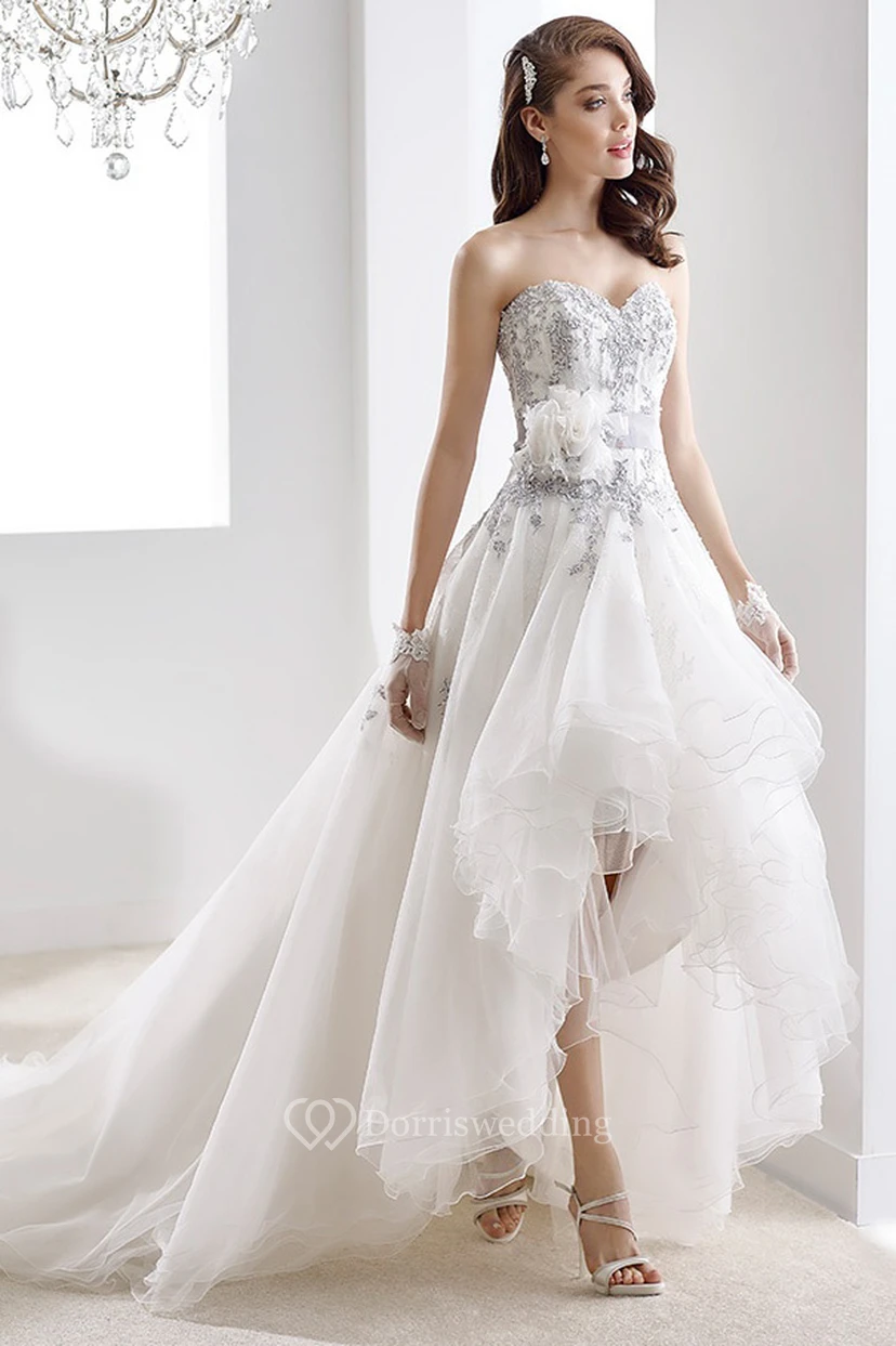 Herzförmiges, asymmetrisches Abendkleid mit Perlenbesatz, Rüschen und Blumenverzierungen