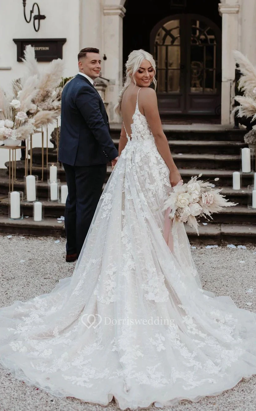 Robe de mariée de plage en tulle, coupe trapèze, ornée de dentelle et d'appliqués, avec un décolleté en V plongeant et une traîne courte. Décolleté plongeant dans le dos et fines bretelles spaghetti. Traîne courte. view 2