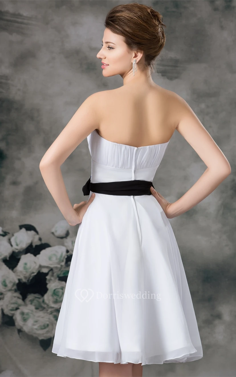 Trägerloses, knielanges Chiffonkleid mit Schleife und Raffungen view 7