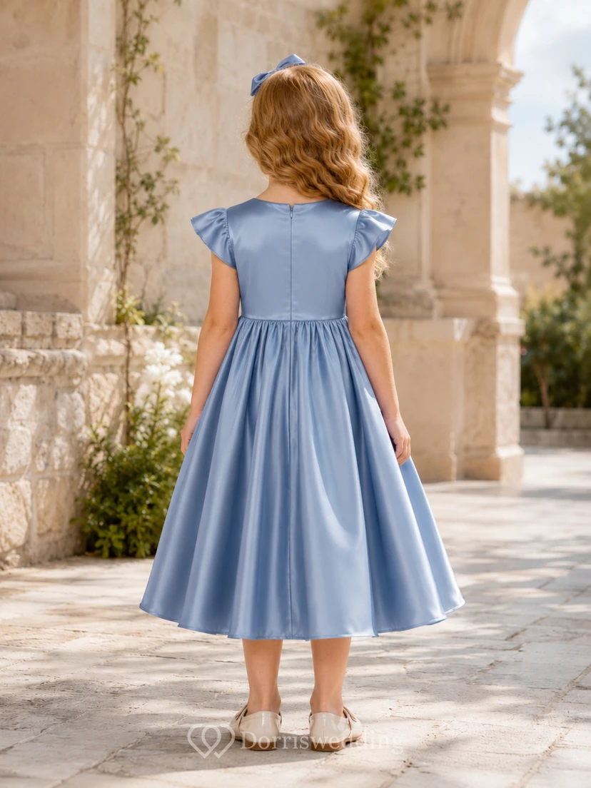 Sencillo vestido de niña de flores de satén con corte en A, cuello redondo, falda a media pierna y detalle de lazo. view 2