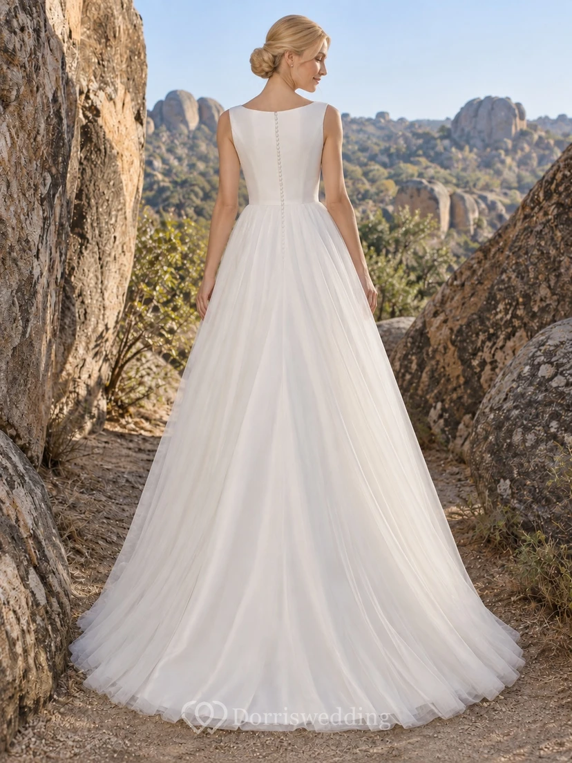 Vestido de novia sencillo, modesto, sin mangas, de satén y tul con escote barco y corte en A. view 2