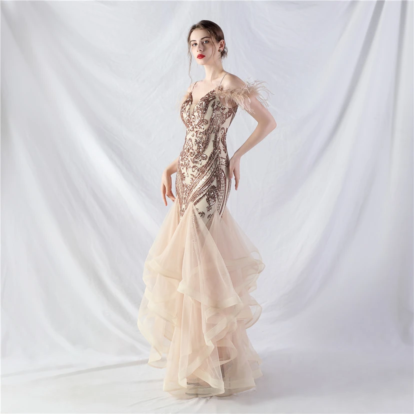 Robe de danse artisanale en filet rigide orné de plumes d'autruche, de perles et de fleurs, confectionnée en maille. view 33