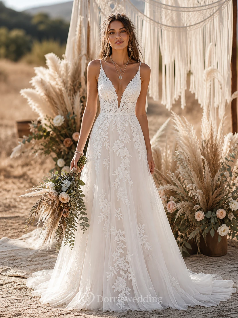 Robe de mariée bohème en dentelle, coupe trapèze, col en V, sans manches, ornée d'appliqués de dentelle, longueur au sol.