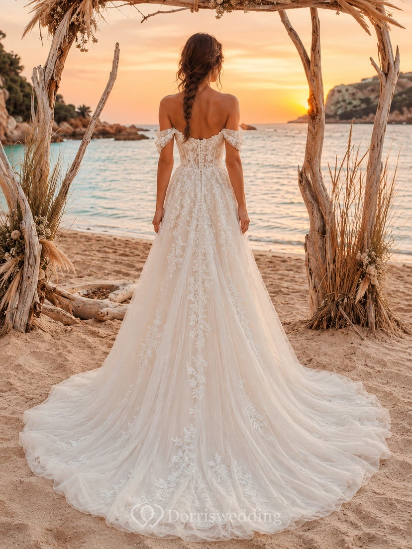 Robe de mariée romantique en dentelle et tulle, épaules dénudées, coupe trapèze, fente sur le devant, style A, pour un mariage à destination view 2