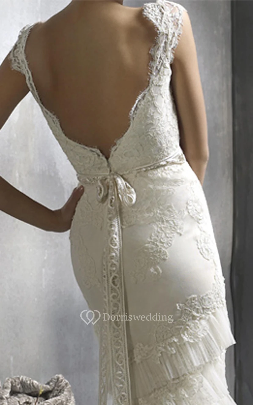 Wunderschönes, gestuftes, plissiertes Spitzenkleid mit V-Ausschnitt und kurzen Ärmeln für die Mutter der Braut. view 10