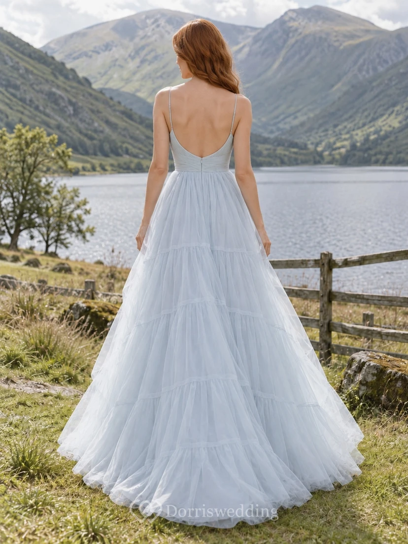Vestido de novia azul cielo con escote redondo, corte en A, tul, sin mangas y volantes view 2