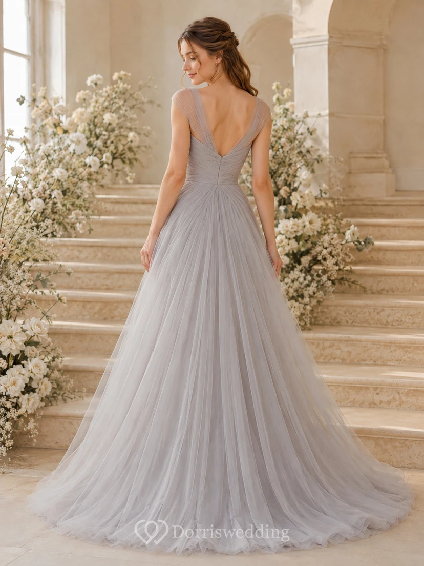 Robe de mariée élégante en tulle spaghetti gris argenté à col bénitier et coupe trapèze, ornée de spaghettis, ornée d'un col drapé. view 2