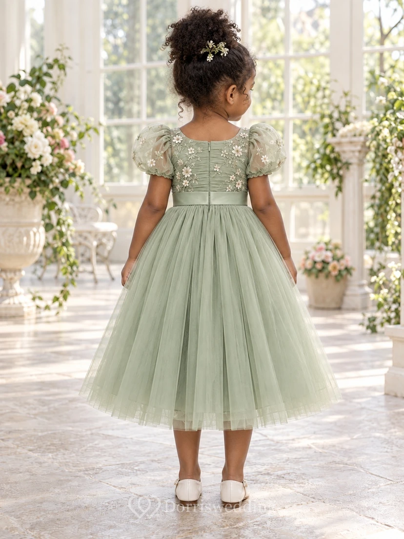 Teelanges, salbeigrünes A-Linien-Kleid aus floralem Tüll mit Puffärmeln, Schärpe und Raffungen für Blumenmädchen view 2