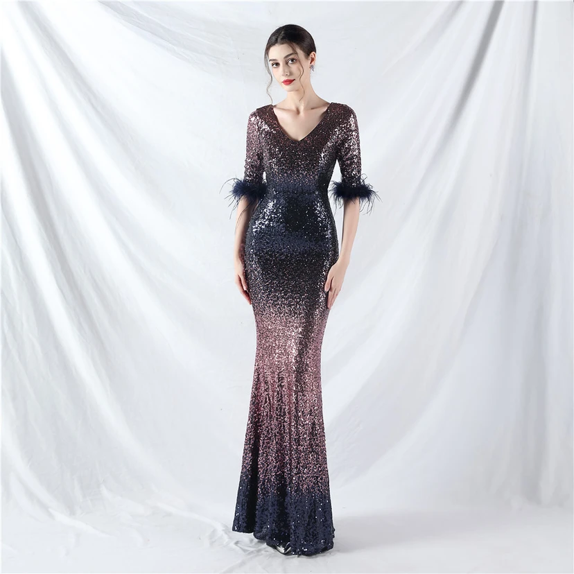 Robe de soirée artisanale à manches longues ornée de plumes d'autruche et de perles dégradées video preview