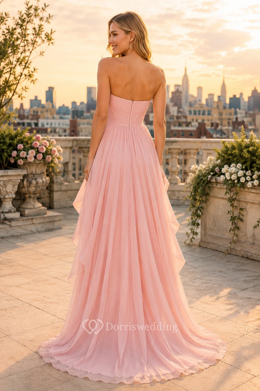 Vestido formal de gasa rosa empolvado de talla grande, corte asimétrico, con corpiño plisado sin tirantes. view 2