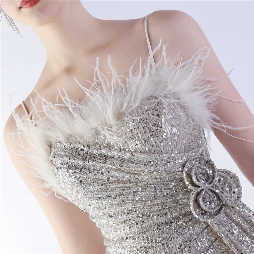 Vestido de noche de alta gama para bodas, con flores y detalles de plumas de avestruz. view 44