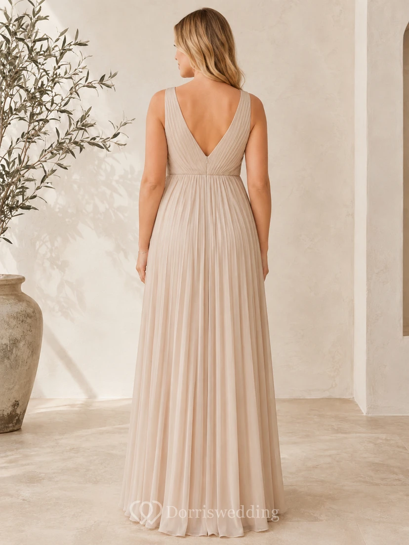 Robe de cérémonie longue en mousseline de soie champagne plissée, col en V et bretelles, coupe empire. view 2