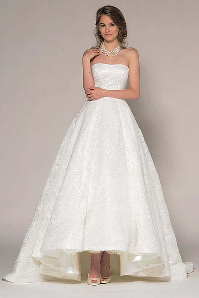 Vestido de novia asimétrico sin tirantes con encaje y pedrería en la espalda en V.