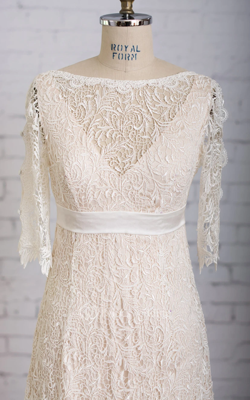 Kleid in Säulenform mit V-Ausschnitt am Rücken, halben Ärmeln und Illusionskragen, bodenlang view 3