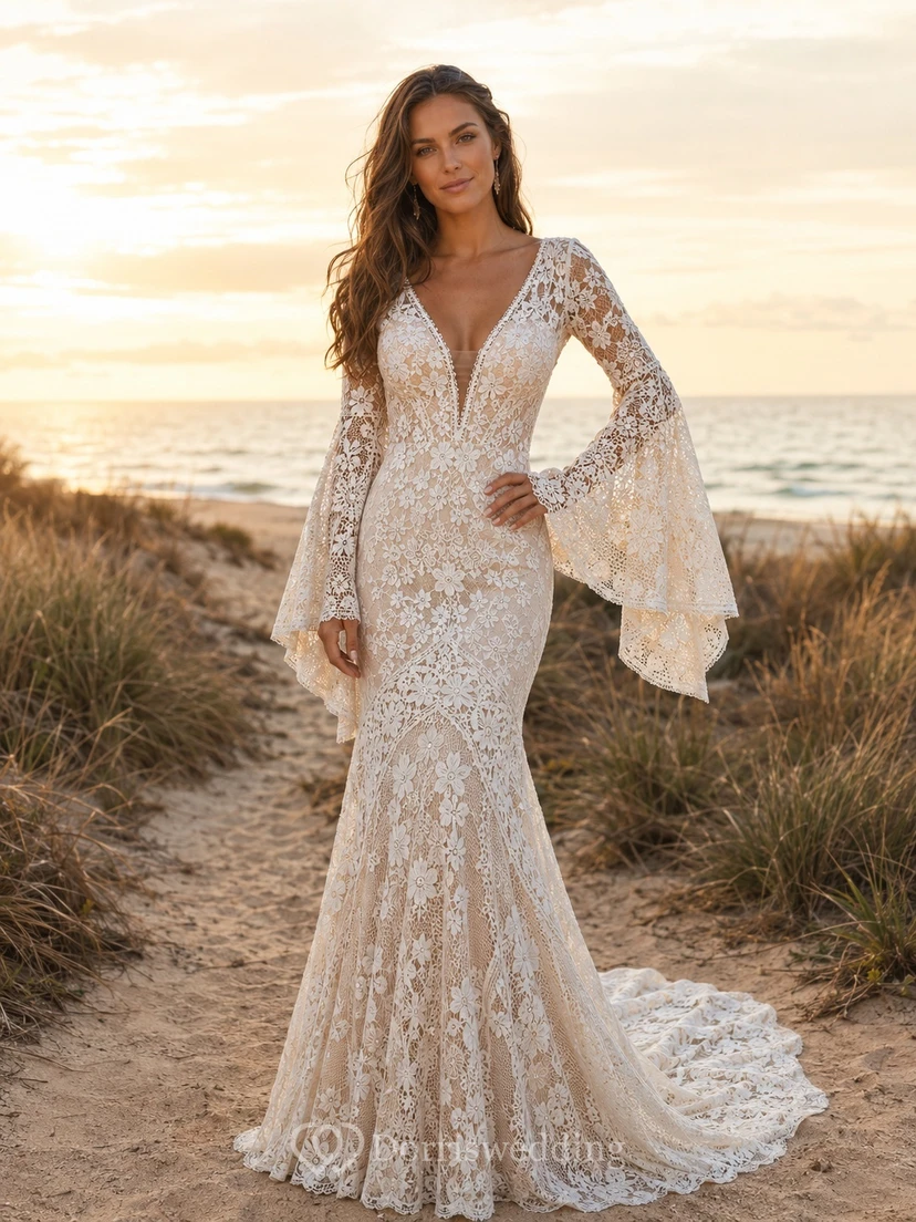 Champagnerfarbenes Boho-Meerjungfrauen-Brautkleid aus Spitze mit V-Ausschnitt, langen Glockenärmeln und Kathedral