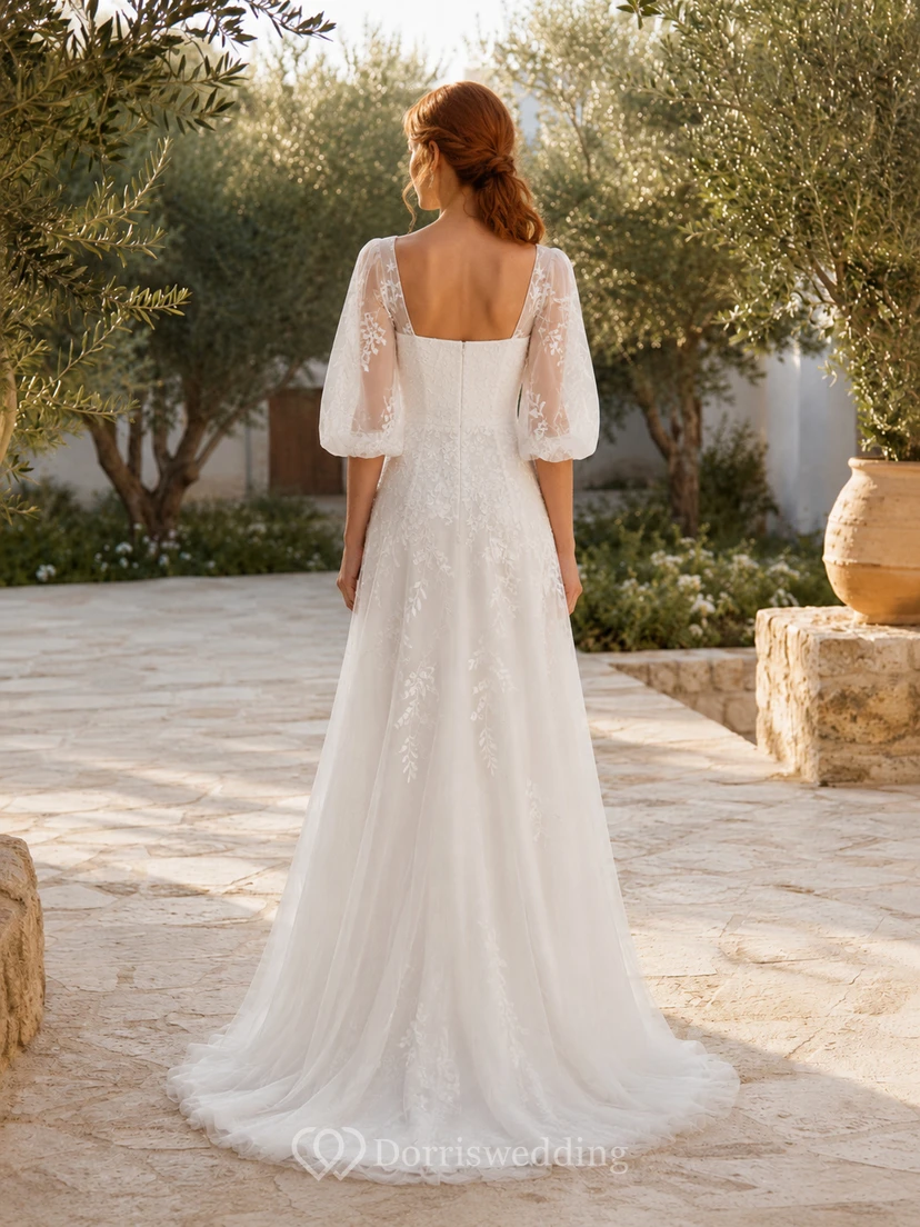 Robe de mariée en dentelle et tulle, coupe trapèze, col rond, manches courtes, traîne. view 2