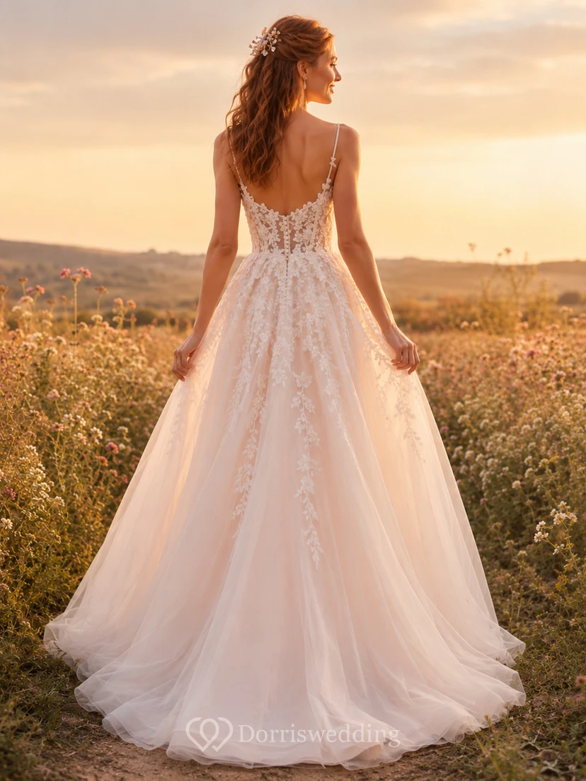 Robe de mariée en tulle et dentelle rose poudré, coupe trapèze, bretelles spaghetti, traîne, dos nu en V view 2
