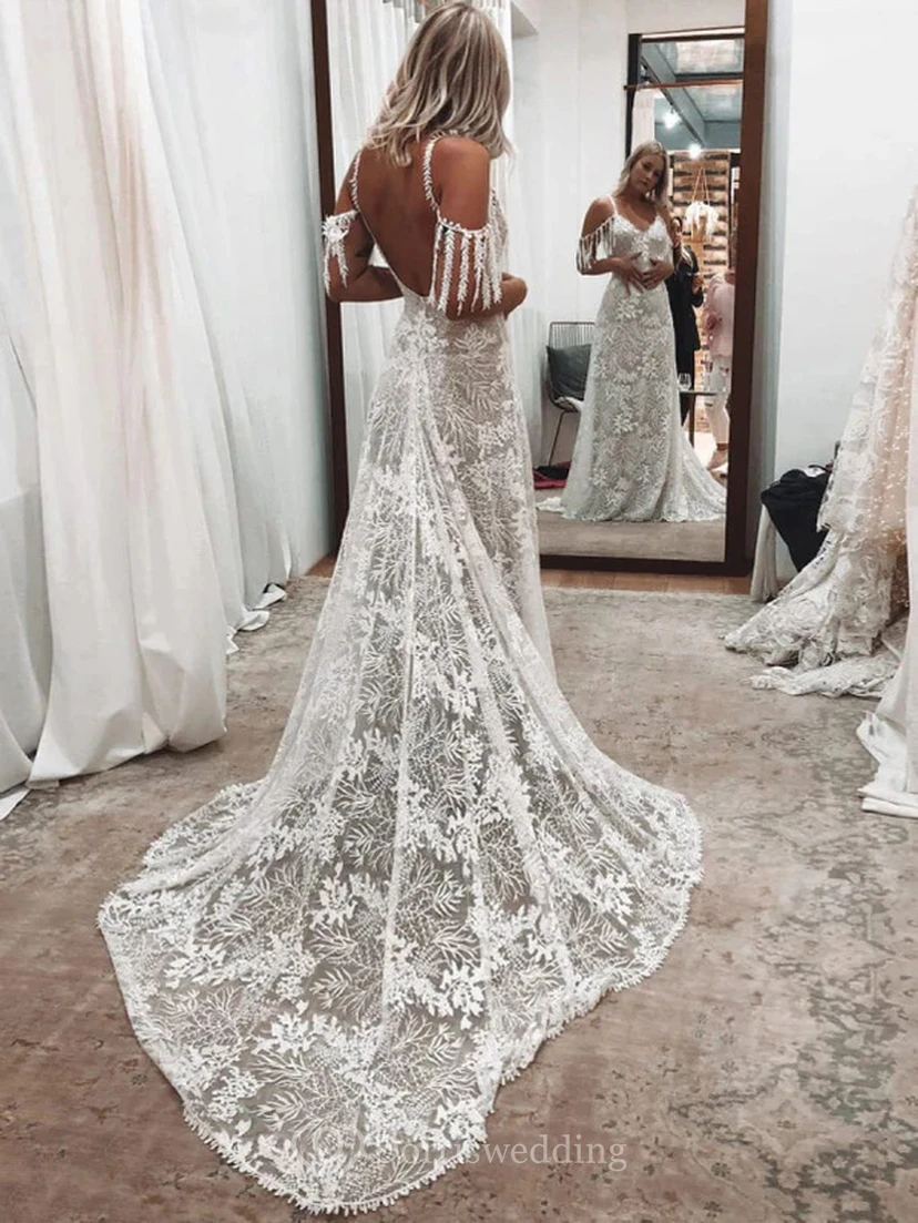Robe de mariée en dentelle blanche à décolleté en V plongeant view 4