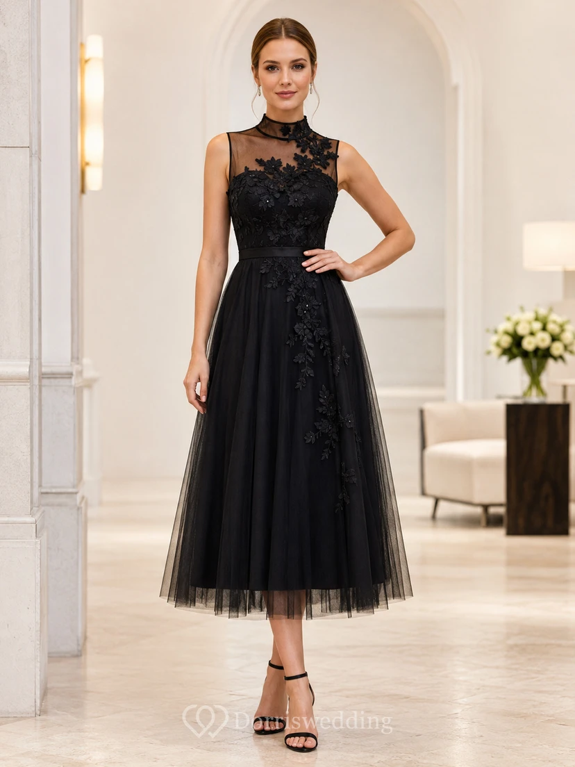 Vestido de invitada negro de cuello alto, encaje ilusión y tul, largo hasta la rodilla