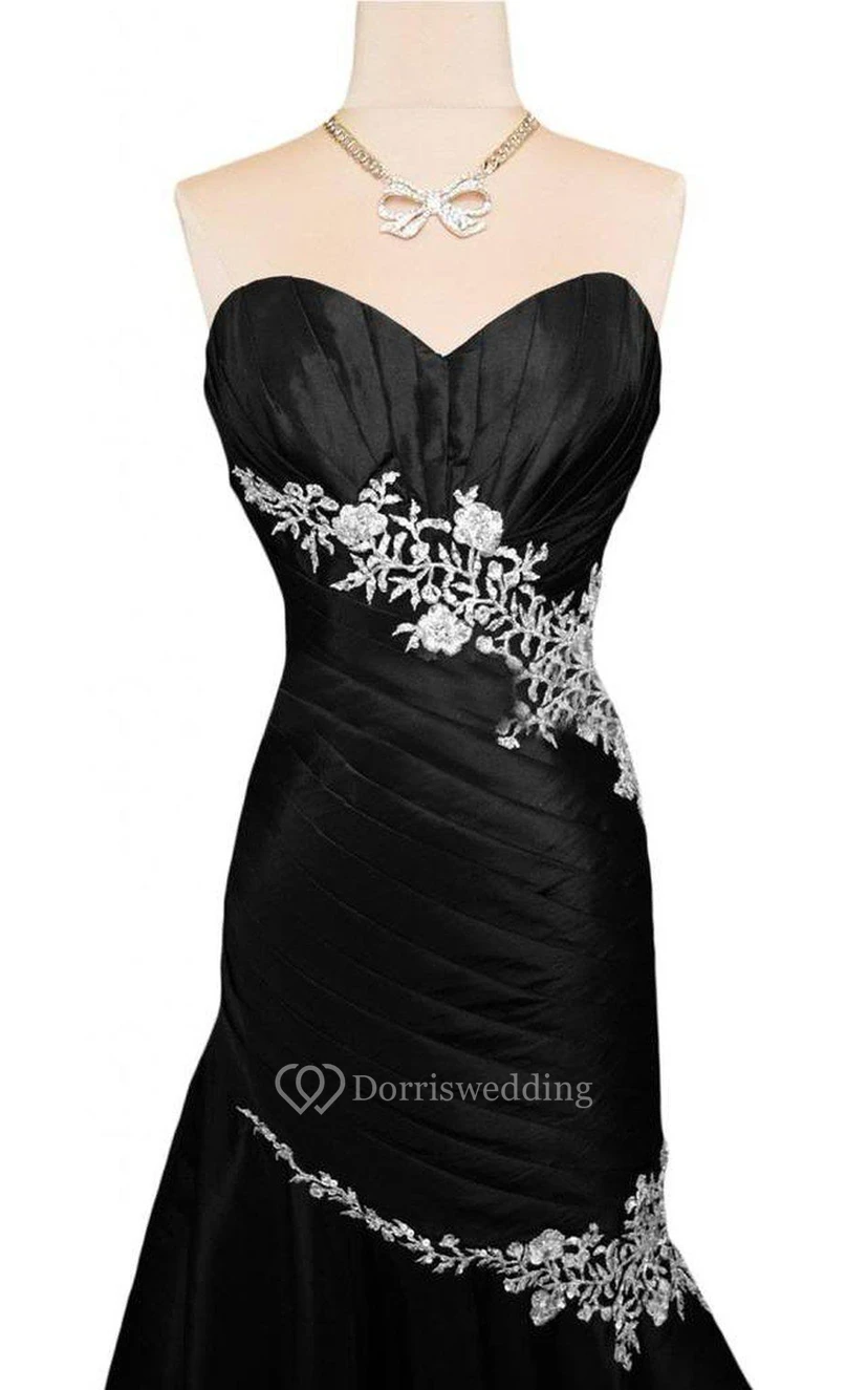 Vestido largo fruncido con escote corazón y apliques view 3
