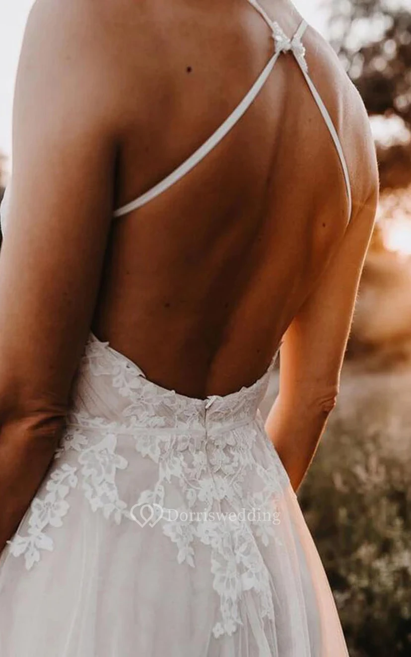 Vestido de novia bohemio de corte imperio, sin espalda y con tirantes finos y encaje. view 3