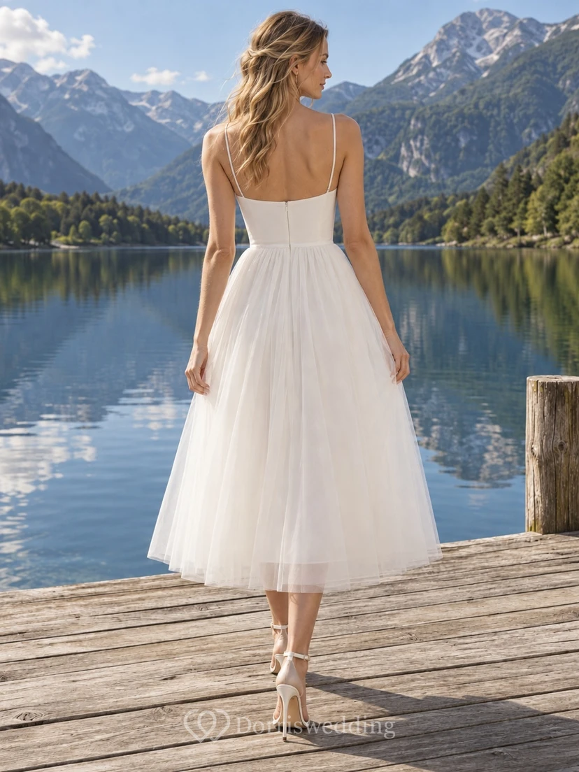 Vestido de novia de tul sin mangas, corte en A, largo hasta la rodilla y escote cuadrado. view 2
