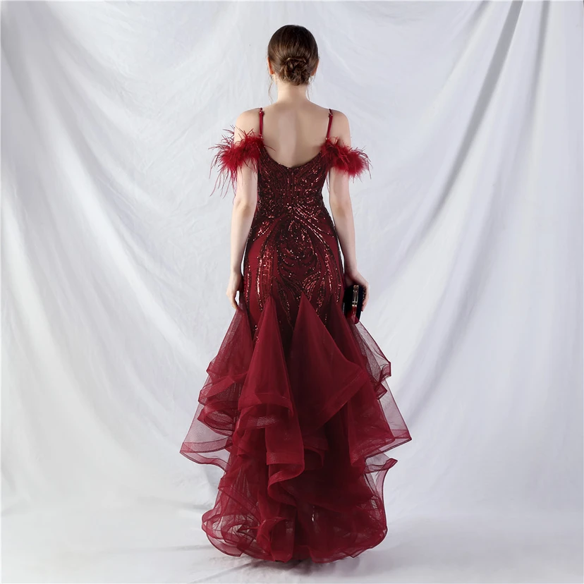 Robe de danse artisanale en filet rigide orné de plumes d'autruche, de perles et de fleurs, confectionnée en maille. view 25