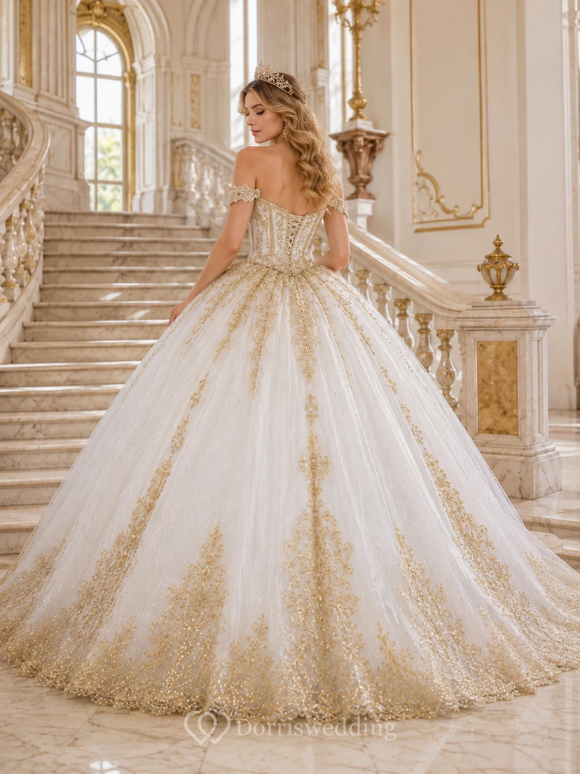 Robe de bal de princesse de quinceañera, or blanc luxueux, épaules dénudées, décolleté cœur, brodée. view 2