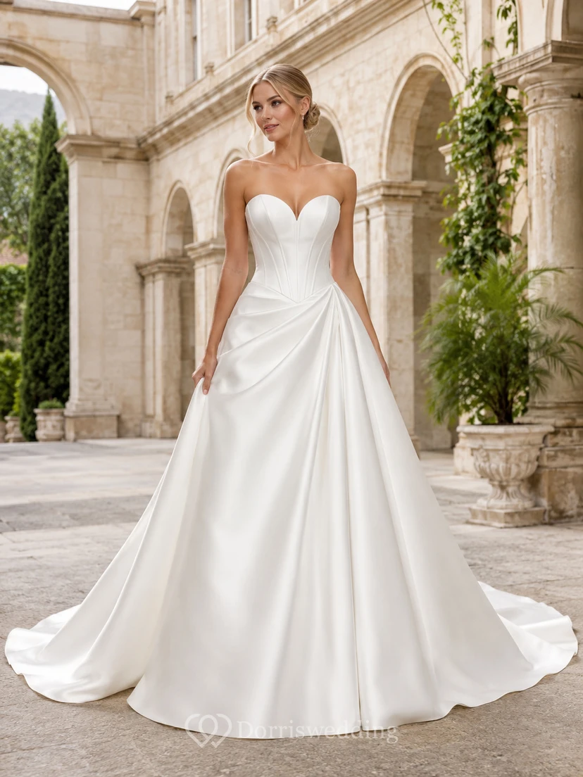 Robe de mariée en satin, coupe trapèze, bustier cœur, traîne