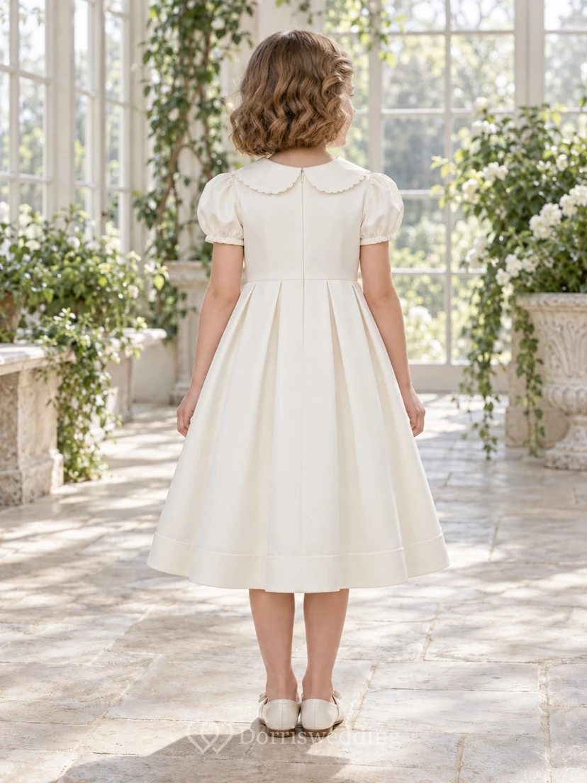 Schlichtes, elegantes Vintage-Blumenmädchenkleid in Elfenbein, knielang, mit abgerundetem, geschwungenem Kragen, kurzen Puffärmeln und kastenförmigen Falten an den Ärmelbündchen. view 2