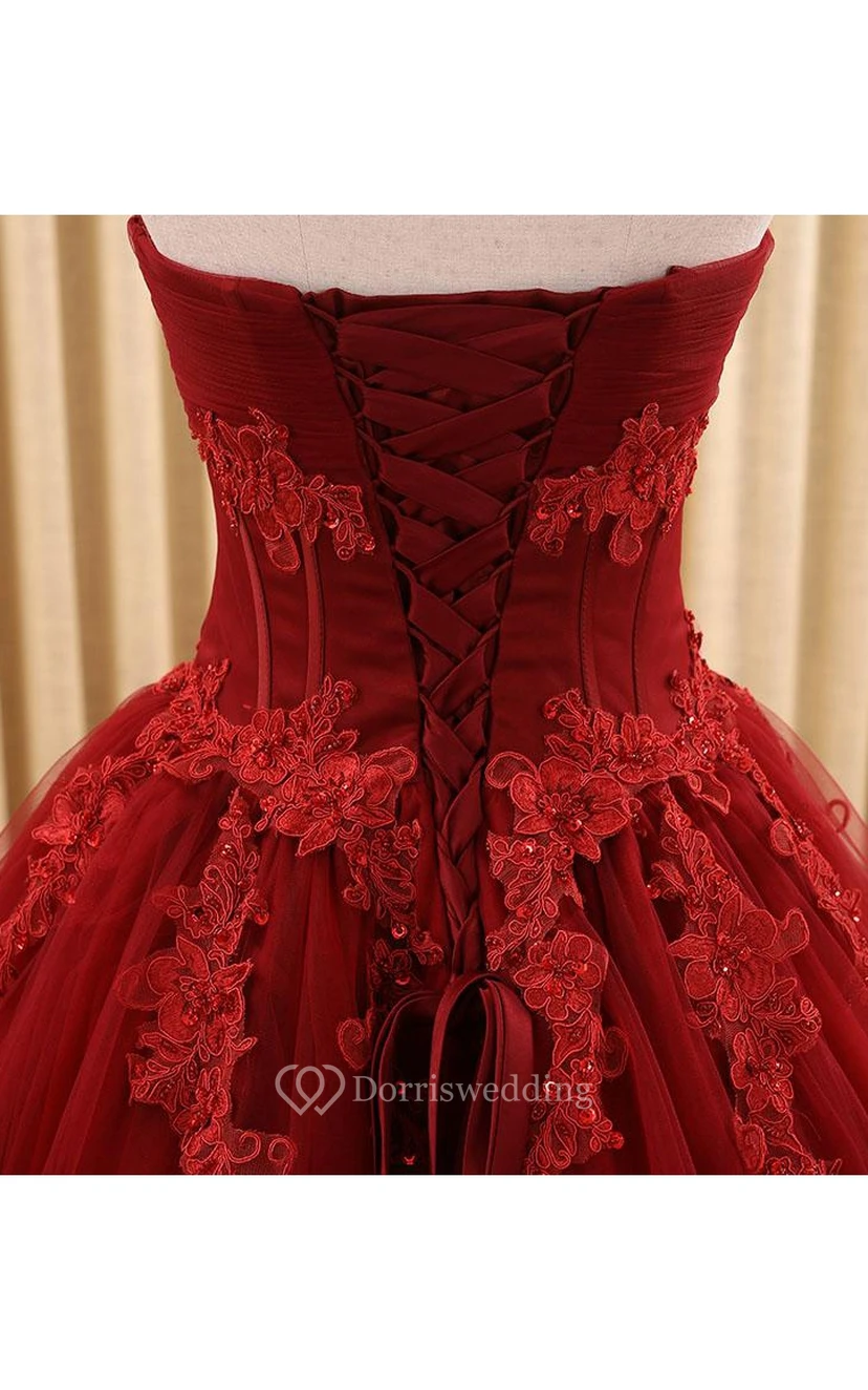Vestido de gala largo hasta el suelo con escote corazón, apliques, cola larga, cremallera, corsé en la espalda y encaje de tul. view 2