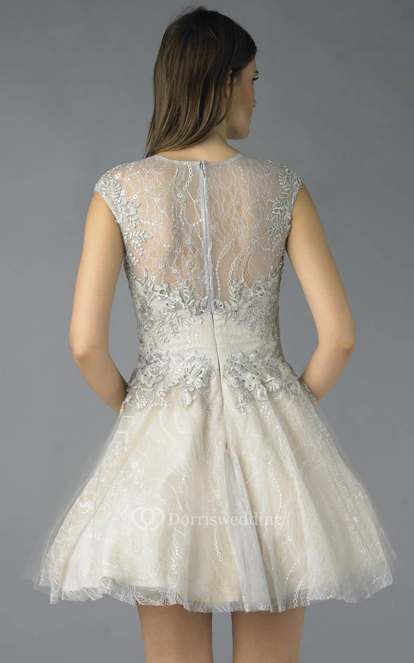 Kurzes Minikleid in A-Linien-Optik mit hohem Kragen und kurzen Ärmeln, Spitze und Illusionseffekt view 6