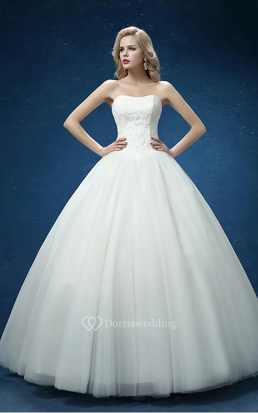 Vestido de gala con escote corazón, sin mangas y sin espalda, de tul y encaje view 3